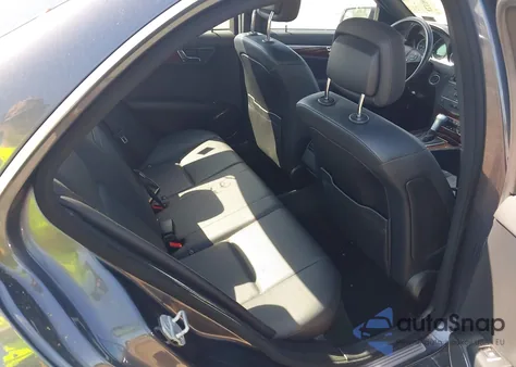 2011 Mercedes-Benz C 300 Luxury 4Matic/Sport 4Matic z USA, uszkodzony, nr VIN WDDGF8BB3BF643085